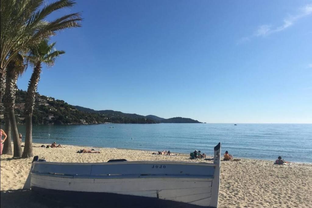 Au Petit Bonheur Vue Mer, Parking, 400M Plage Le Lavandou Exterior photo